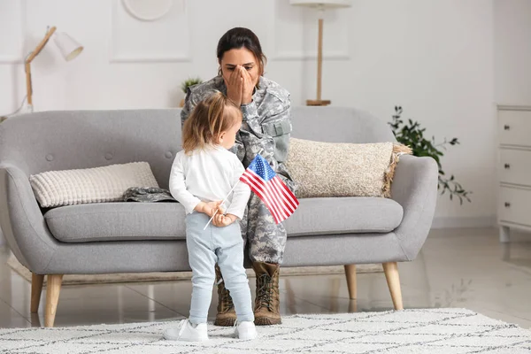 Mujer Soldado Hija Pequeña Con Bandera Estados Unidos Casa —  Fotos de Stock