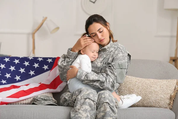 Female Soldier Usa Army Her Little Daughter Sitting Sofa Home — Stock Photo, Image