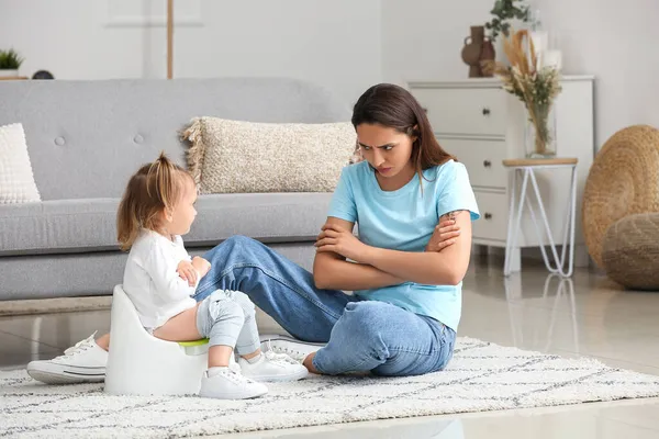 Mother Potty Training Her Little Daughter Home — Stock Photo, Image