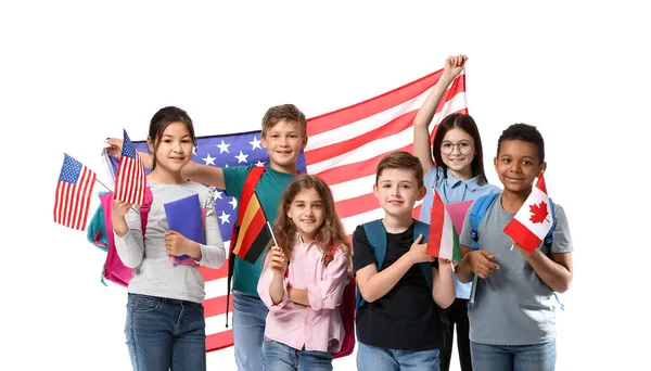 Élèves École Langue Avec Différents Drapeaux Sur Fond Blanc — Photo