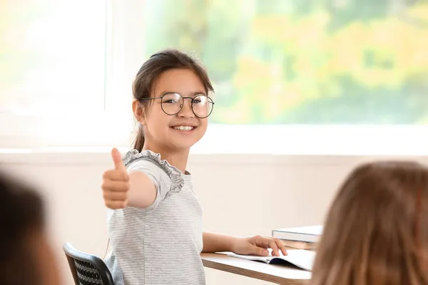 Aluno Mostrando Thumb Ter Aulas Escola Idiomas — Fotografia de Stock