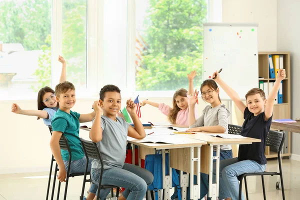 Niños Felices Tomando Clases Escuela Idiomas —  Fotos de Stock