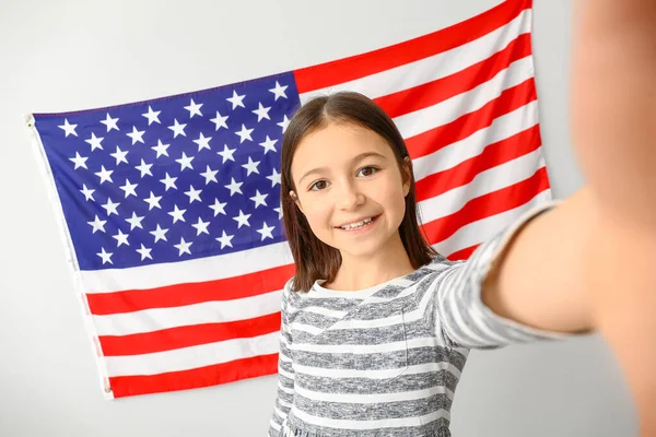 Tanuló Language School Taking Selfie Light Wall Usa Flag — Stock Fotó