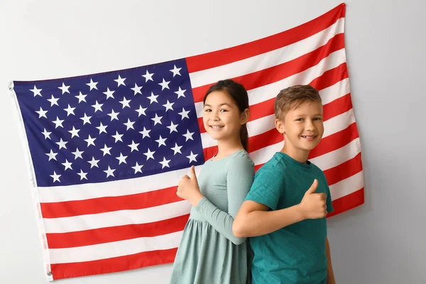 Leerlingen Van Talenschool Tonen Duim Buurt Van Lichtmuur Met Usa — Stockfoto