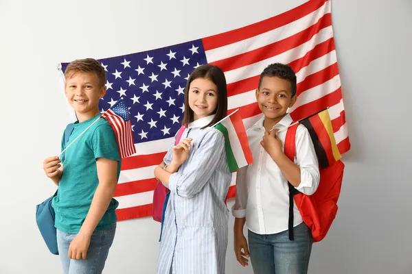 Alunos Escola Idiomas Perto Parede Luz Com Bandeira Dos Eua — Fotografia de Stock