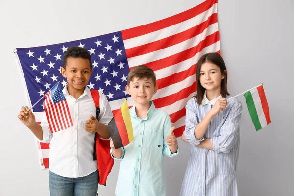 Leerlingen Van Talenschool Buurt Van Lichtmuur Met Usa Vlag — Stockfoto