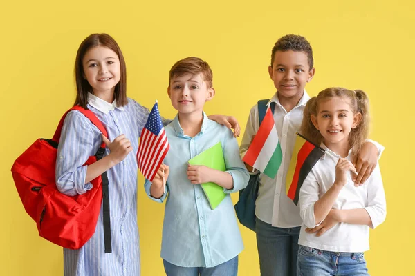 Alumnos Escuela Idiomas Con Diferentes Banderas Sobre Fondo Color — Foto de Stock