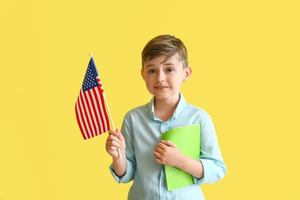 Žák Jazykové Školy Vlajkou Usa Barevném Pozadí — Stock fotografie