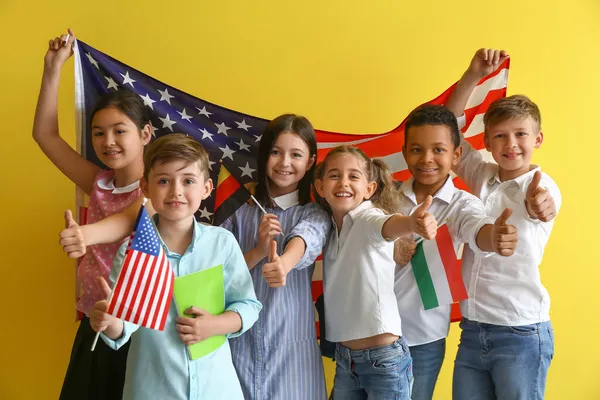Nyelvtanulók Különböző Zászlókkal Amelyek Színes Háttér Hüvelykujját Mutatják — Stock Fotó
