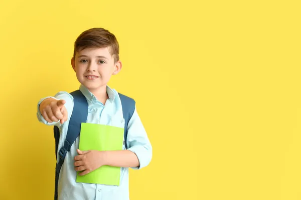 Malý Školní Chlapec Ukazuje Diváka Barevném Pozadí — Stock fotografie