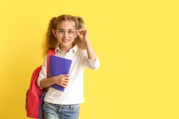 Μικρό Κορίτσι Του Σχολείου Φόντο Χρώμα — Φωτογραφία Αρχείου