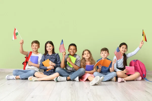 Elèves École Langue Assis Près Mur Couleur — Photo