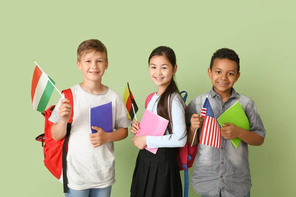 Alumnos Escuela Idiomas Con Diferentes Banderas Sobre Fondo Color — Foto de Stock