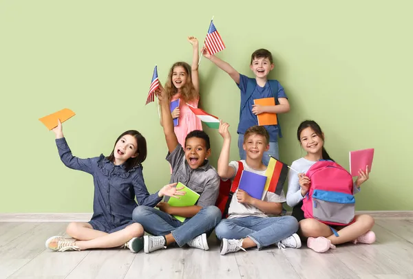 Alumnos Escuela Idiomas Cerca Pared Color — Foto de Stock