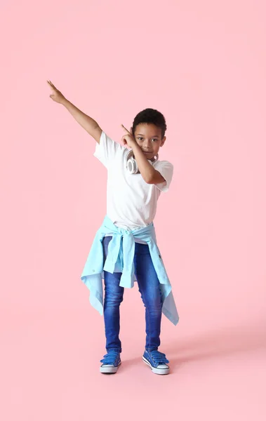 Bailando Chico Afroamericano Sobre Fondo Color — Foto de Stock