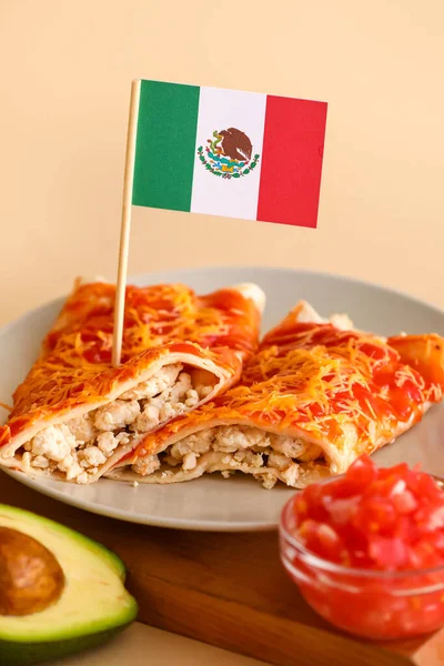 Bej arka planda bayrak ile süslenmiş Meksika geleneksel yemekleri