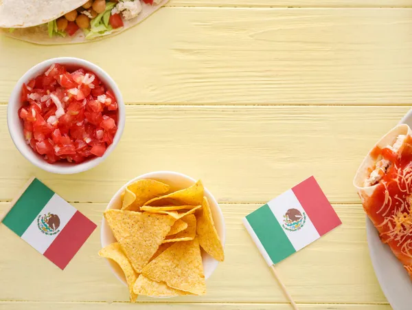 Comida Tradicional Mexicana Decorada Com Bandeira Vista Superior — Fotografia de Stock