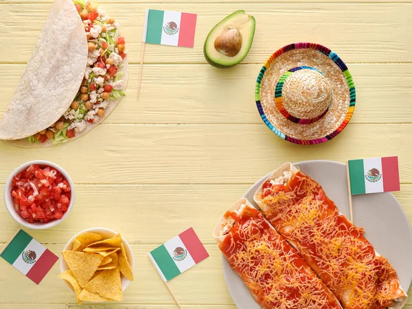 Comida Tradicional Mexicana Decorada Com Bandeira Vista Superior — Fotografia de Stock