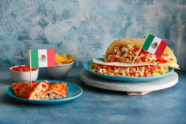 Comida Tradicional Mexicana Decorada Com Bandeira Mesa Azul — Fotografia de Stock