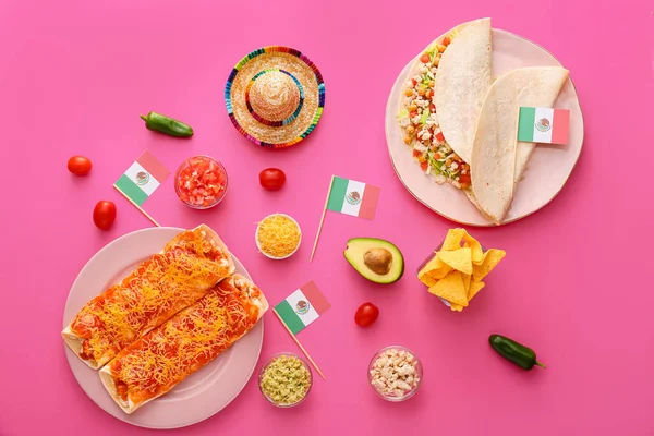 Flat Lay Com Comida Tradicional Mexicana Fundo Rosa — Fotografia de Stock