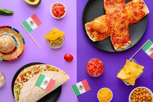紫の背景にメキシコの伝統的な食品とフラットレイアウト — ストック写真