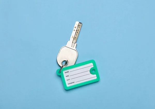 Κλειδί Πλαστική Ετικέτα Μπλε Φόντο — Φωτογραφία Αρχείου