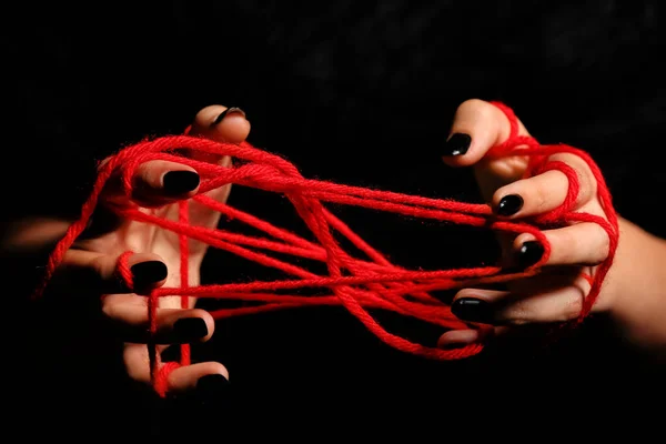 Hexenhände Mit Rotem Strick Auf Schwarzem Hintergrund — Stockfoto