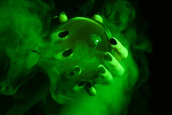 Hexe Hält Kristallkugel Grünem Rauch Auf Dunklem Hintergrund — Stockfoto