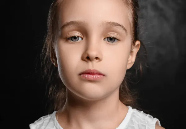 Portret Van Schattig Klein Meisje Zwarte Achtergrond Close — Stockfoto