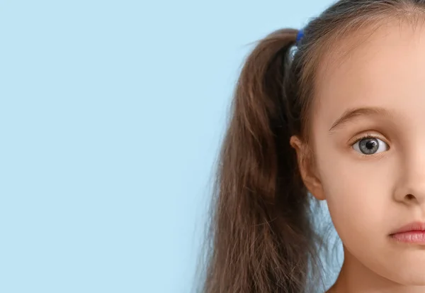 Πορτρέτο Του Χαριτωμένο Κοριτσάκι Μπλε Φόντο Closeup — Φωτογραφία Αρχείου