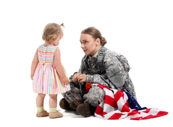 Amerikan Bayrağı Taşıyan Kadın Asker Beyaz Arka Planda Küçük Kızı — Stok fotoğraf