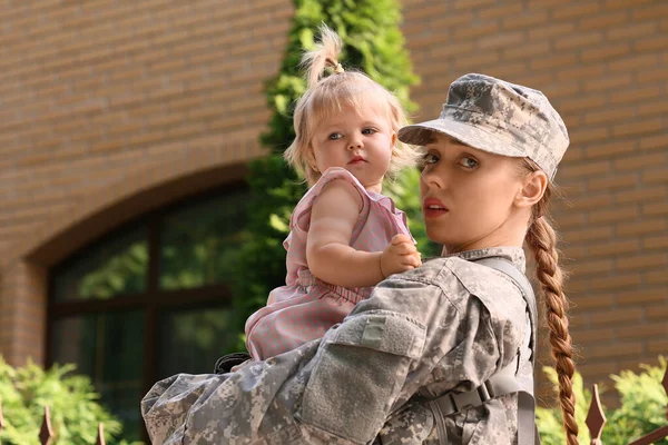 Female Soldier Hugging Her Baby Girl Outdoors — Stock Photo, Image