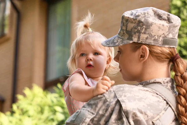 Triste Bebê Menina Com Sua Mãe Militar Livre — Fotografia de Stock