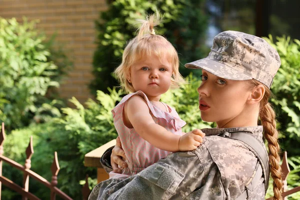 Droevig Baby Meisje Met Haar Militaire Moeder Buiten — Stockfoto