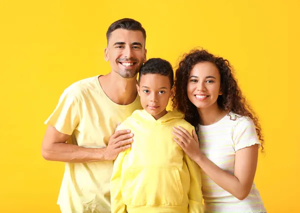 Familia Interracial Feliz Sobre Fondo Color — Foto de Stock