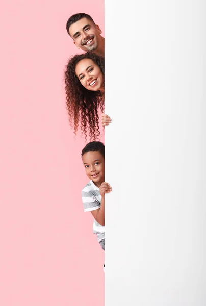 Renk Arkaplanı Boş Olan Mutlu Irklar Arası Aile — Stok fotoğraf