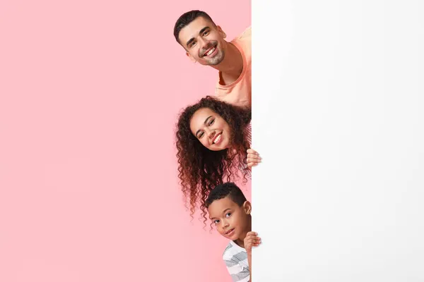 Glad Interracial Familj Med Tom Affisch Färg Bakgrund — Stockfoto
