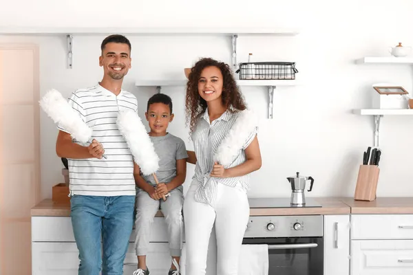 Feliz Interracial Família Limpeza Cozinha — Fotografia de Stock