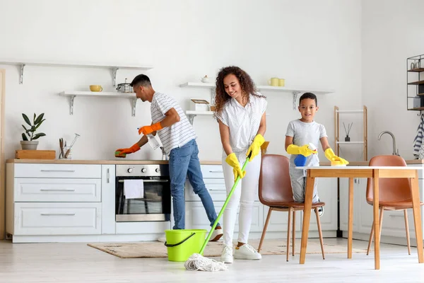 Happy Interracial Keluarga Membersihkan Dapur — Stok Foto