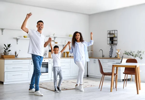 Feliz Família Interracial Dançando Cozinha — Fotografia de Stock