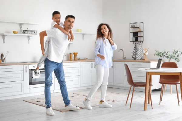 Mutfakta ırklar arası mutlu bir aile.