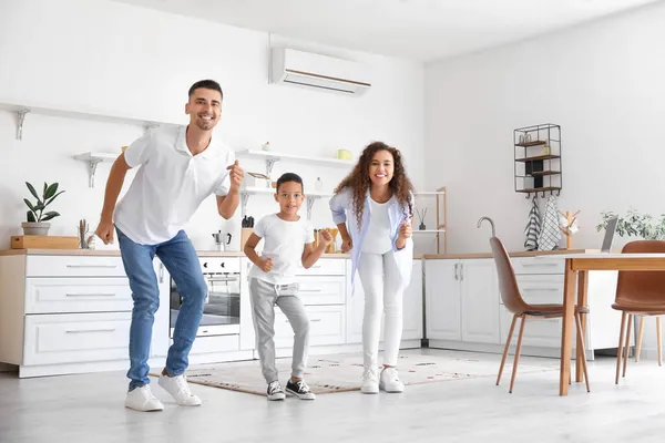 Feliz Família Interracial Dançando Cozinha — Fotografia de Stock