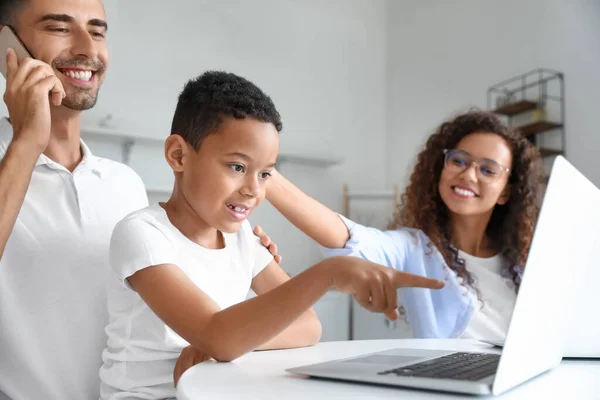 Interracial Família Vídeo Bate Papo Casa — Fotografia de Stock