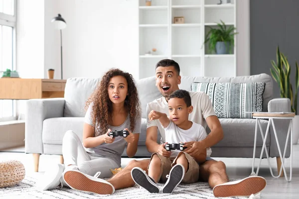 Ευτυχισμένη Διαφυλετική Οικογένεια Που Παίζει Βιντεοπαιχνίδι Στο Σπίτι — Φωτογραφία Αρχείου