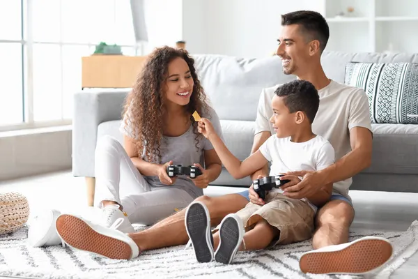 Glückliche Exotische Familie Spielt Videospiel Und Isst Chips Hause — Stockfoto