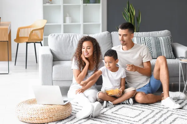 Felice Famiglia Interrazziale Con Computer Portatile Mangiare Patatine Casa — Foto Stock