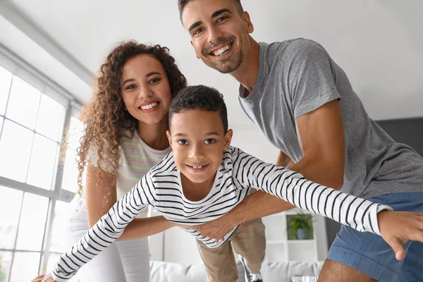 Happy Interracial Rodina Doma — Stock fotografie