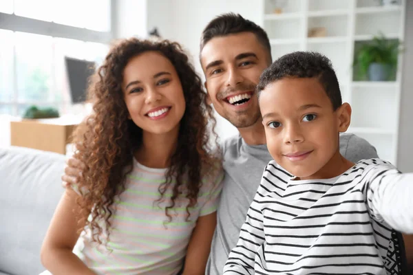 Interracial Família Vídeo Bate Papo Casa — Fotografia de Stock