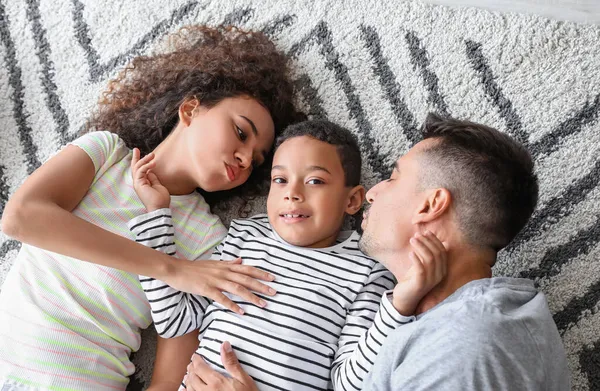 Gelukkig Interraciale Familie Liggend Tapijt Top Uitzicht — Stockfoto