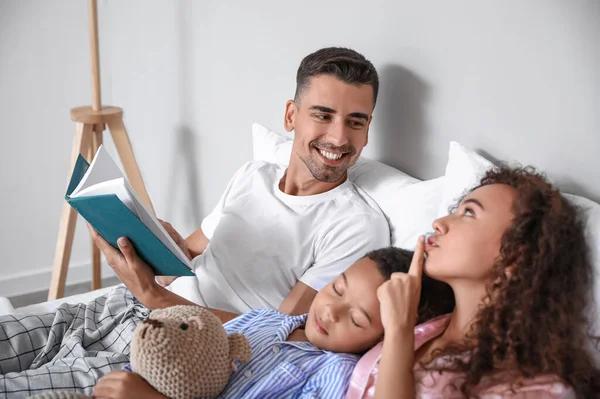 Happy Interracial Family Reading Book Bed — Stock Photo, Image